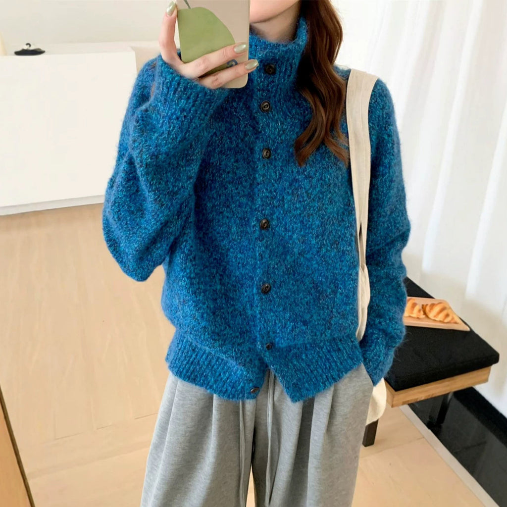 Einreihiger Pullover mit hochgeschlossenem Kragen