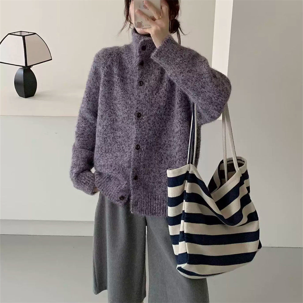 Einreihiger Pullover mit hochgeschlossenem Kragen